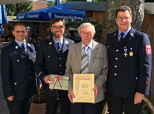 Bild v. li.nach re.: 2. Kommandant Armin Knapp, 1. Kommandant Rainer Knoll, Jubilar Georg Nitzl und 1. Vorstand Andreas Sterr Bild v. li.nach re.: 2. Kommandant Armin Knapp, 1. Kommandant Rainer Knoll, Jubilar Georg Nitzl und 1. Vorstand Andreas Sterr