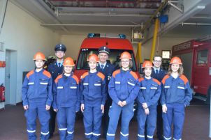 Die Jugendfeuerwehr mit ihren Prüfern.  (von Links: Knoll, Strasser, Ganslmaier) Die Jugendfeuerwehr mit ihren Prüfern.  (von Links: Knoll, Strasser, Ganslmaier)