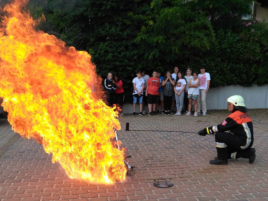 Demonstration eines Fettbrandes der mit Wasser gelöscht wurde