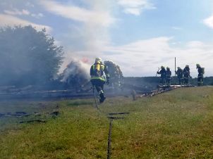 Brand Vilsheim (Holzstapel für Sonnwendfeuer) Brand Vilsheim (Holzstapel für Sonnwendfeuer)
