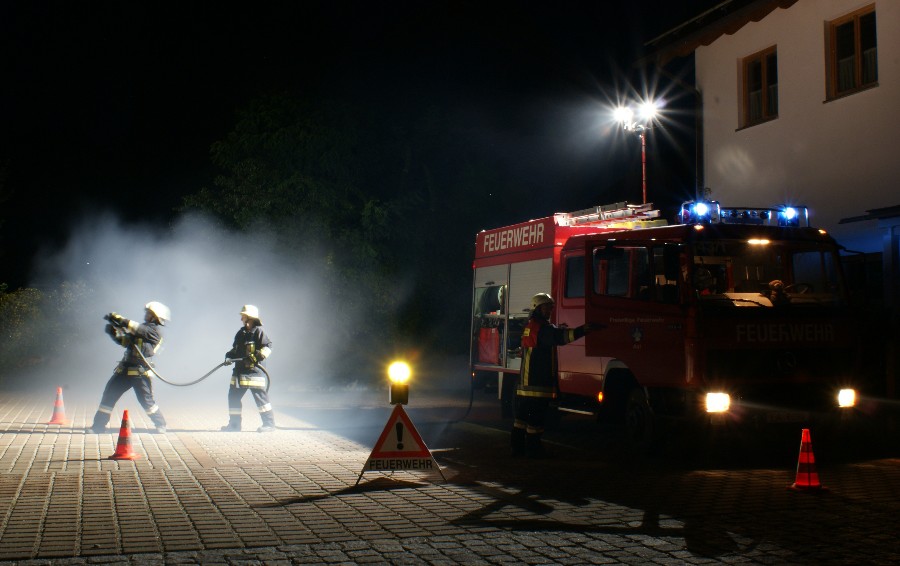 feudale Understrege slump Freiwillige Feuerwehr Ast - Flughafen München spendet LED-Strahler