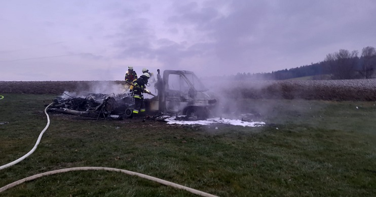 Löscharbeiten Wohnmobil