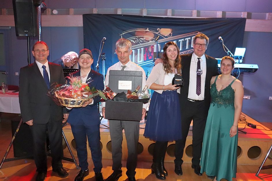 Die Drei Gewinner der Tombola mit Losfee Verena Vohberger und dem 1 Kommandanten Armin Knapp und 1. Vorstand Andreas Sterr