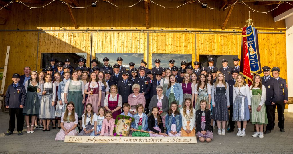 Fahnenmutter und Fahnenbraut bitten