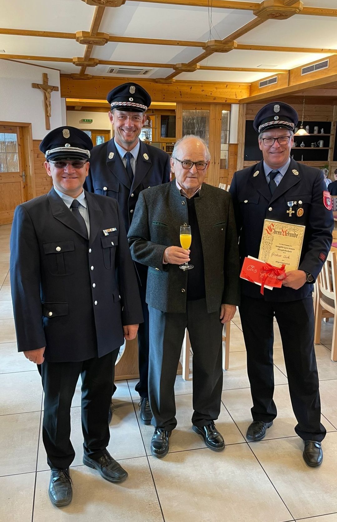Foto von links nach rechts: 1.Kommandant Armin Knapp, 2. Vorstand Martin Hörndl, Jubilar Günther Wick, 1. Vorstand Andreas Sterr sen.
