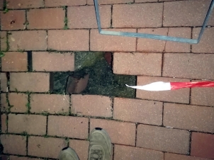 Gehsteig unterspült Gehsteig unterspült