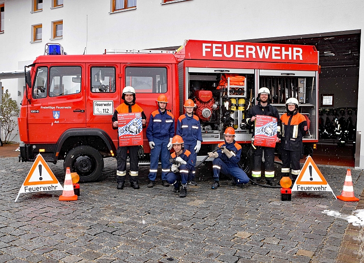 Am vergangenen Samstag schneite es noch, doch am 24. Juli sollte bestes Wetter herrschen zum großen Seifenkistenrennen. Darauf freuen sich (v.l.) Stellvertretender Jugendwart Thomas Loch (l.) sowie Jugendwart Alexander Knoll (2.v.r.) und Stellvertretende Jugendwartin Verena Vohberger (r.) mit einigen Mitgliedern der Jugendfeuerwehr Ast. Foto: René Spanier