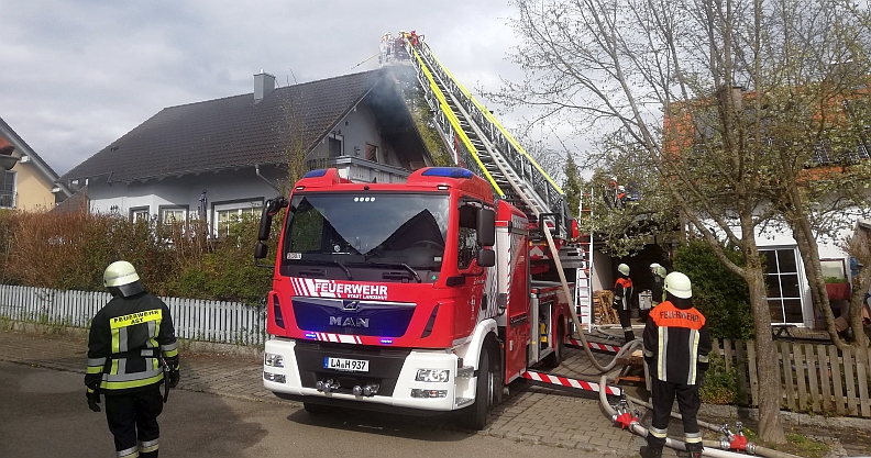 Brandbekämpfung mit Hilfe der Drehleiter