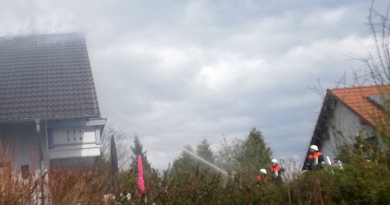 Brandbekämpfung vom Dach einer Garage