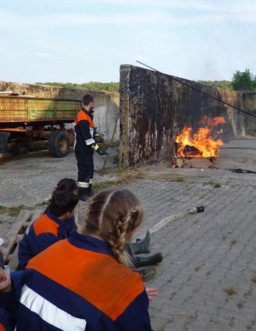 Feuerwehrjugend hält 24 Stunden Bereitschaft - Brandverhalten