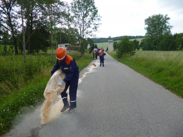 Feuerwehrjugend hält 24 Stunden Bereitschaft - Ölspur