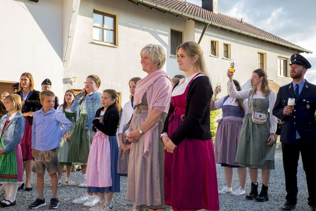 Fahnenmutter und Fahnenbraut bitten