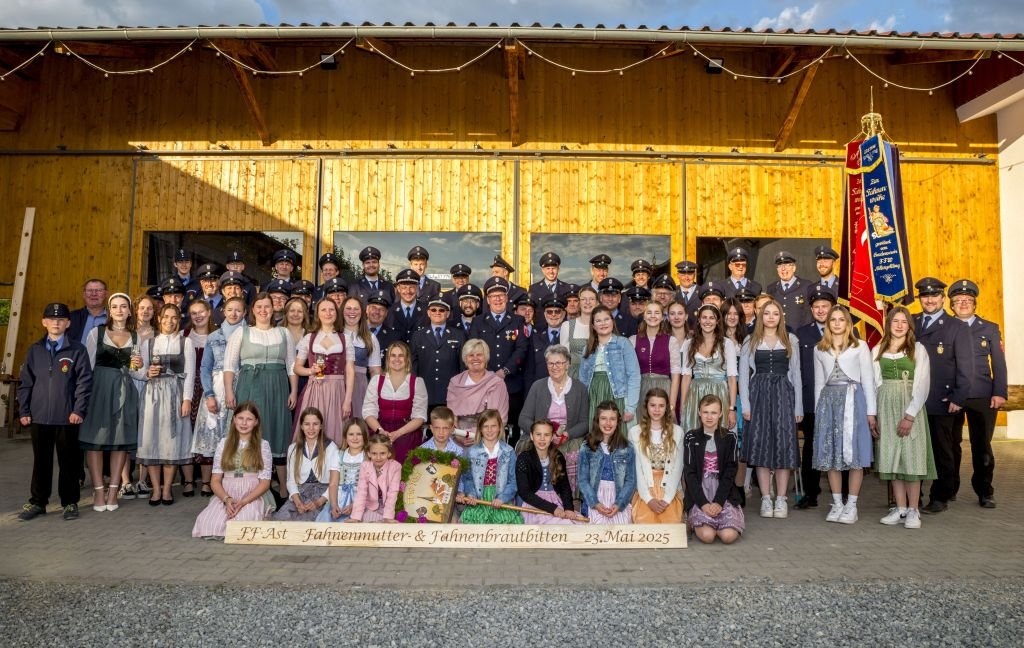 Fahnenmutter und Fahnenbraut bitten