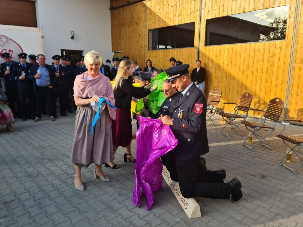 Fahnenmutter und Fahnenbraut bitten