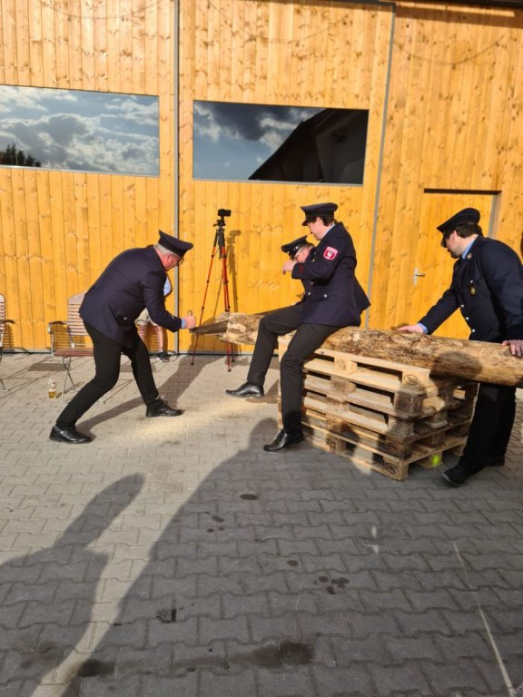 Fahnenmutter und Fahnenbraut bitten