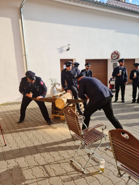 Fahnenmutter und Fahnenbraut bitten