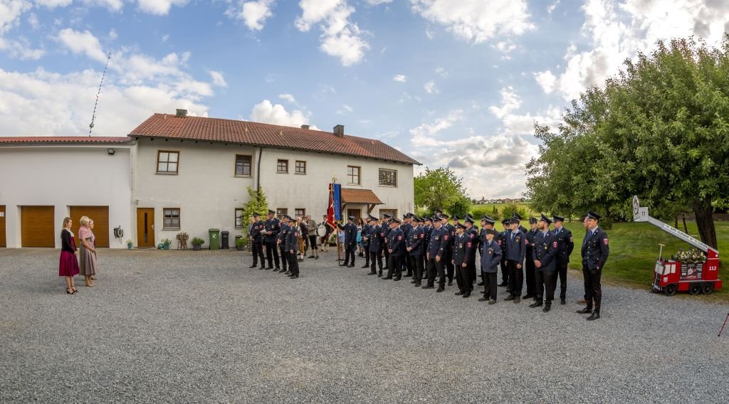 Fahnenmutter und Fahnenbraut bitten
