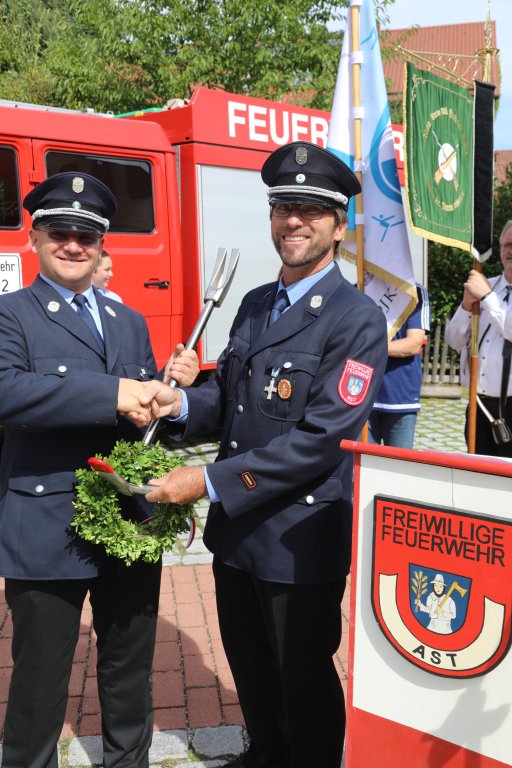 Kommandat R. Knoll stiftet ein Hooligan-Tool (Foto: Hans Kronseder)