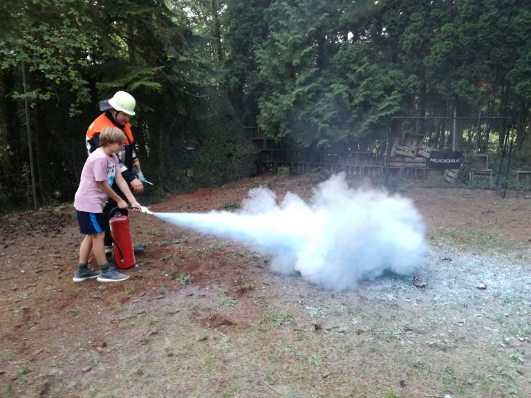 Übung mit Feuerlöscher