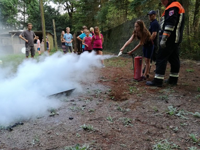 Übung mit Feuerlöscher