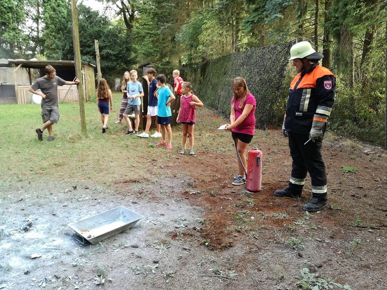 Übung mit Feuerlöscher