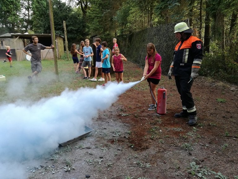 Übung mit Feuerlöscher