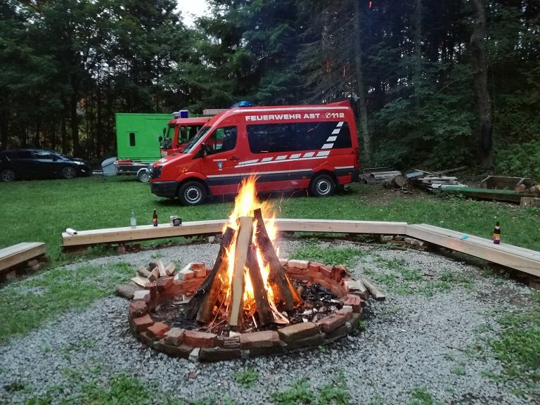 Lagerfeuer mit Stockbrot und Würstl