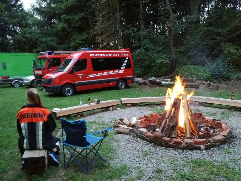 Lagerfeuer mit Stockbrot und Würstl