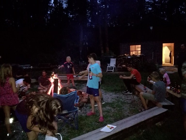 Lagerfeuer mit Stockbrot und Würstl