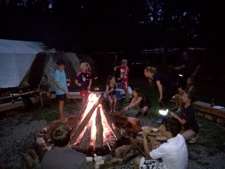 Lagerfeuer mit Stockbrot und Würstl
