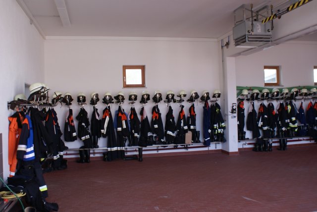 Fahrzeughalle mit Einsatzkleidung