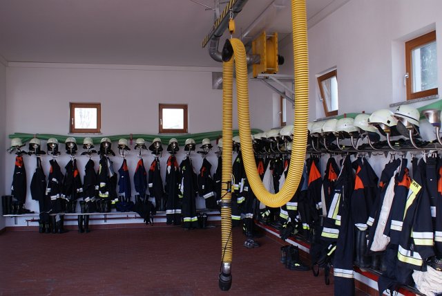 Für jedes Fahrzeug steht ein Abgasschlauch zur Verfügung