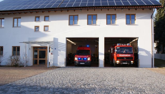 Gerätehaus mit den Fahrzeugen (MTW und LF8-6)