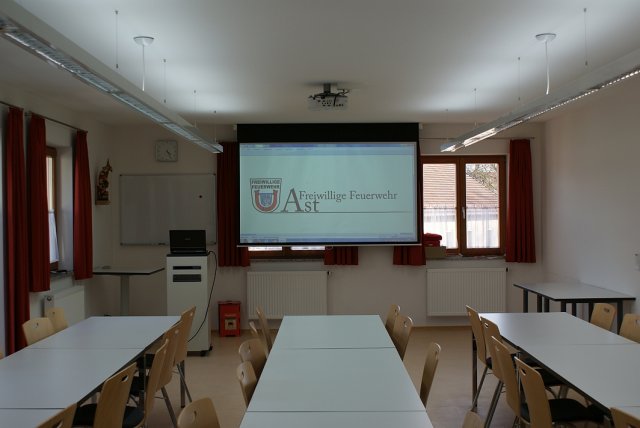 Der Schulungsraum ist mit einem Beamer ausgestattet