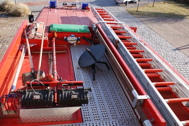 Geräteraum Dach - Schlauchbrücken, Schaufel und Besen, Beleuchtung auf Stativ, 4-teilige Steckleiter