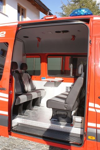 MTW Mannschaftsraum - Das Fahrzeug kann 8 Personen transportieren, Klapptisch zwischen der 2.ten und 3.ten Sitzbank