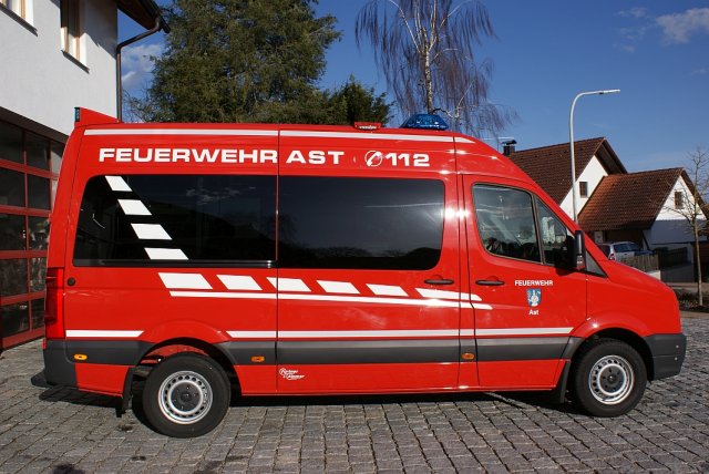 MTW Seite - Außenlackierung: Feuerrot (R3000), Umfeldbeleuchtung: Labcraft LED Scenelight SI7 über der Schiebetür