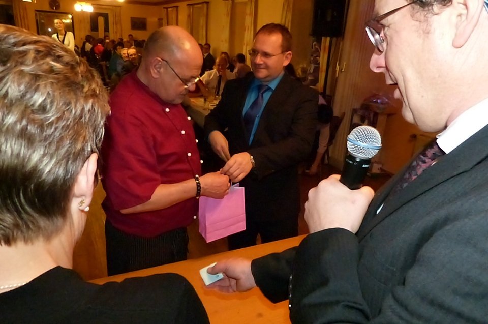 Tombola beim Schwarz-Weiß Ball der Feuerwehr Ast