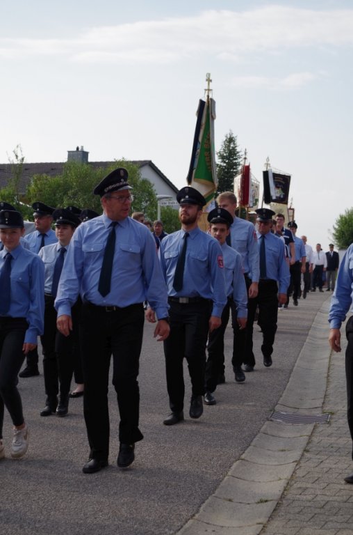 Sonntag: Einholung der Vereine, Weißwurstfrühstück, Fahrzeugabnahme
