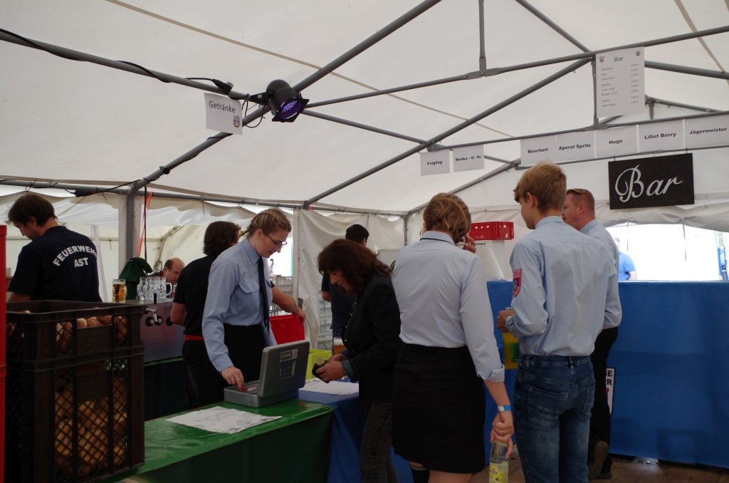 Sonntag: Einholung der Vereine, Weißwurstfrühstück, Fahrzeugabnahme