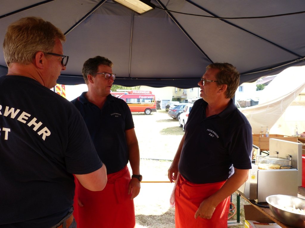 Sonntag: Einholung der Vereine, Weißwurstfrühstück, Fahrzeugabnahme