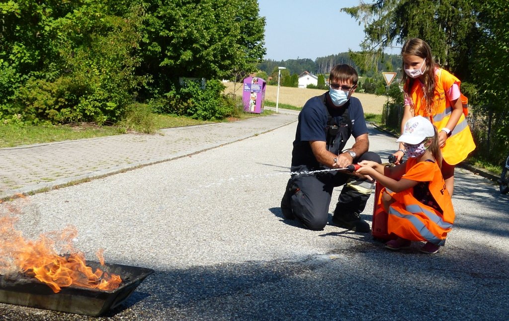 Umgang mit einem Feuerlöscher