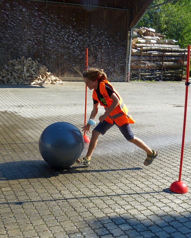 Pezziball mit einem C-Rohr durch ein Tor schießen