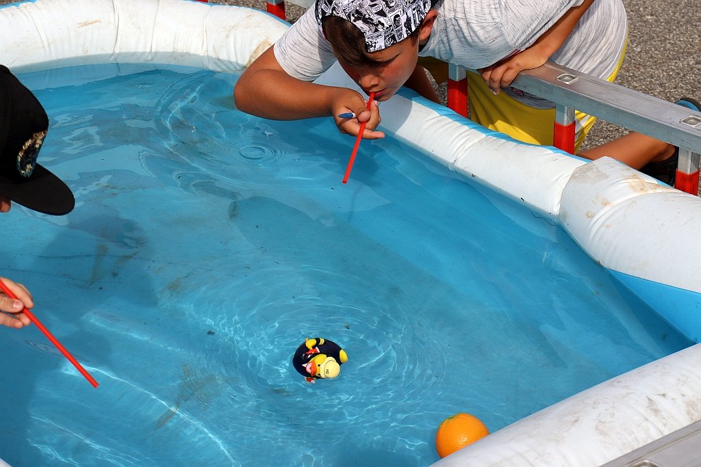 Die Feuerwehrente mit Strohhalmen übers Wasser pusten
