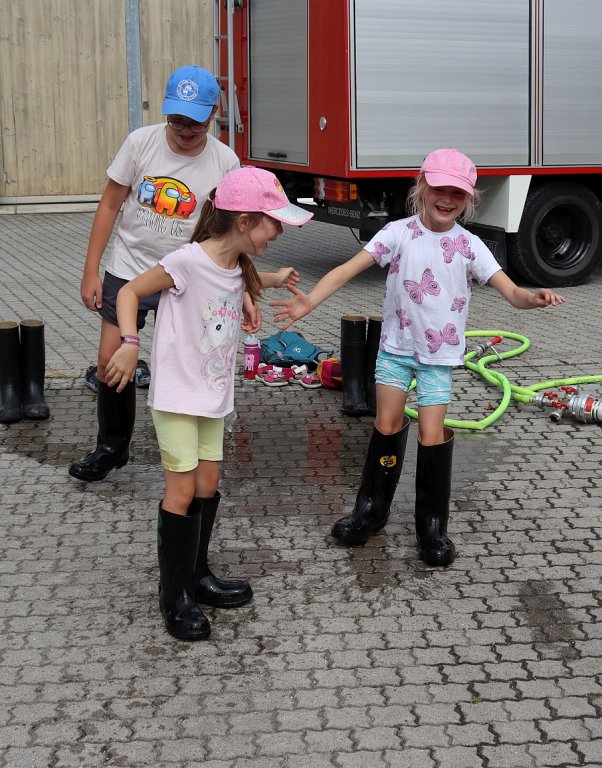 Siebenmeilenstiefel, gefüllt mit Wasser, sollten mit den Kinderfüßen zu Eimern gebracht und ausgeleert werden. 