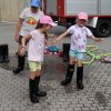 Siebenmeilenstiefel, gefüllt mit Wasser, sollten mit den Kinderfüßen zu Eimern gebracht und ausgeleert werden. 