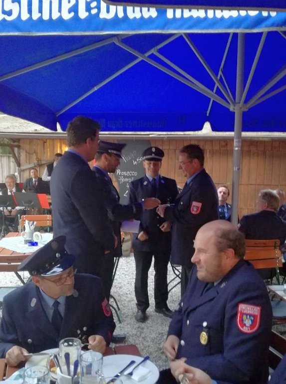 Forster Michael erhält den Ärmelstreifen für 20 Jahre aktiven Dienst bei der Feuerwehr
