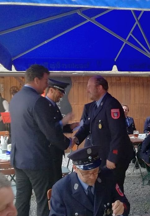 Huber Manfred erhält den Ärmelstreifen für 20 Jahre aktiven Dienst bei der Feuerwehr