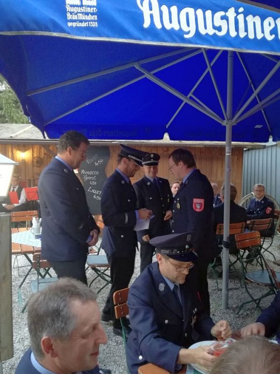 Strasser Clemens erhält den Ärmelstreifen für 20 Jahre aktiven Dienst bei der Feuerwehr