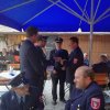 Forster Michael erhält den Ärmelstreifen für 20 Jahre aktiven Dienst bei der Feuerwehr